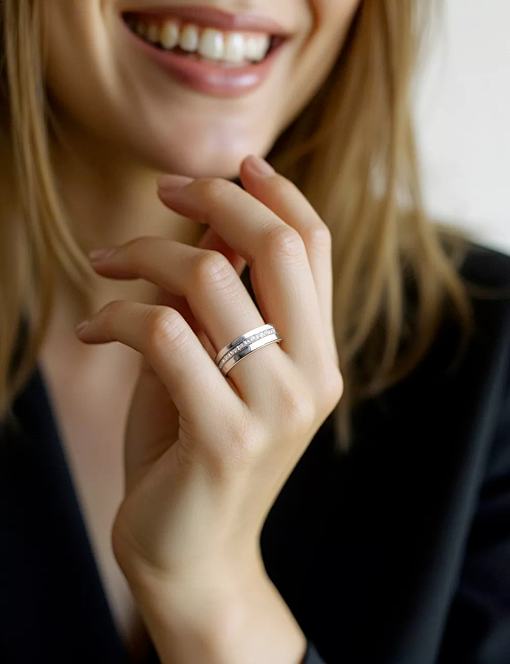 Alliance femme en platine, diamants blancs sertis grain sur un niveau inférieur au centre.