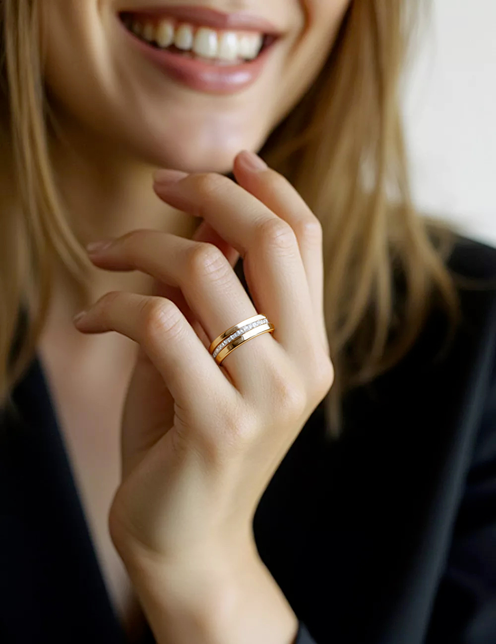 Alliance or jaune pour femme, design épuré et diamants sur niveau inférieur.