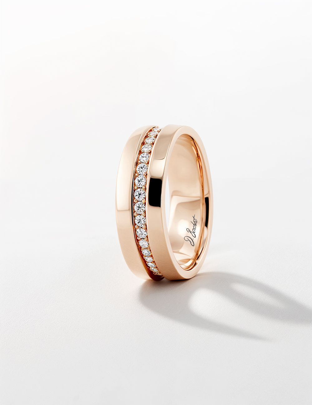 Alliance femme or rose 18K, design épuré, diamants blancs sur niveau inférieur.