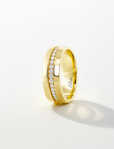 Alliance femme en or jaune, ligne de diamants blancs en serti grain sur niveau inférieur.