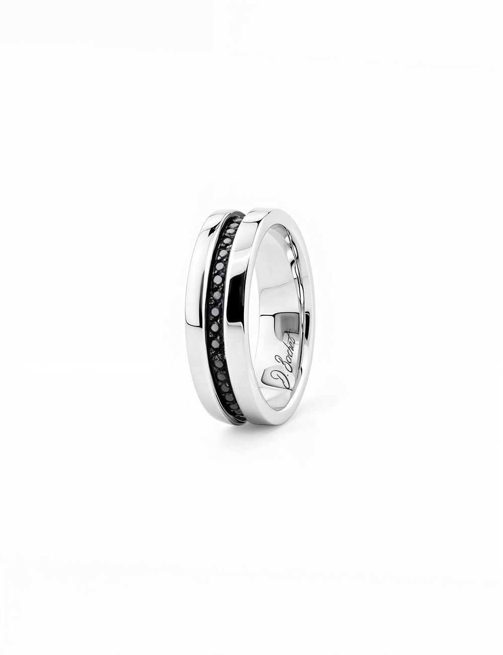 Main masculine portant une alliance moderne en platine, sertie de diamants noirs, avec un design ruban élégant.