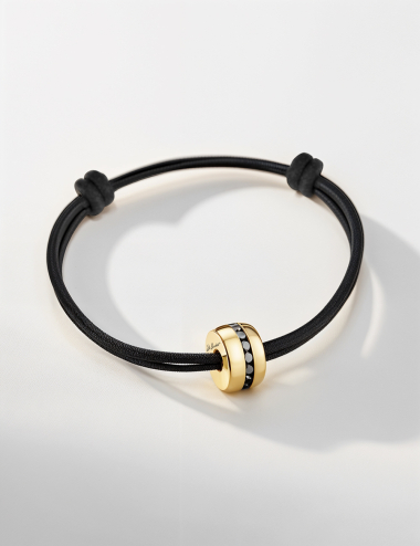 Bracelet homme en or rose, cordon noir avec nœuds ajustables, orné de diamants noirs.