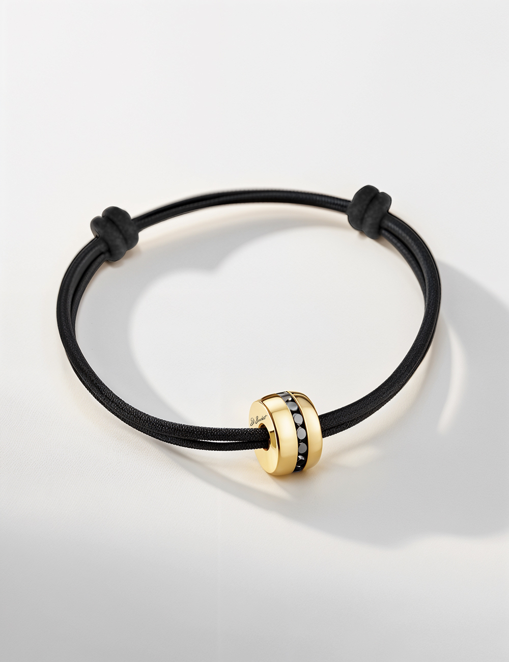 Bracelet homme en or rose, cordon noir avec nœuds ajustables, orné de diamants noirs.