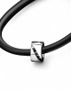 Collier en or blanc pour homme, orné de diamants noirs, sur cordon noir à fermoir en or.