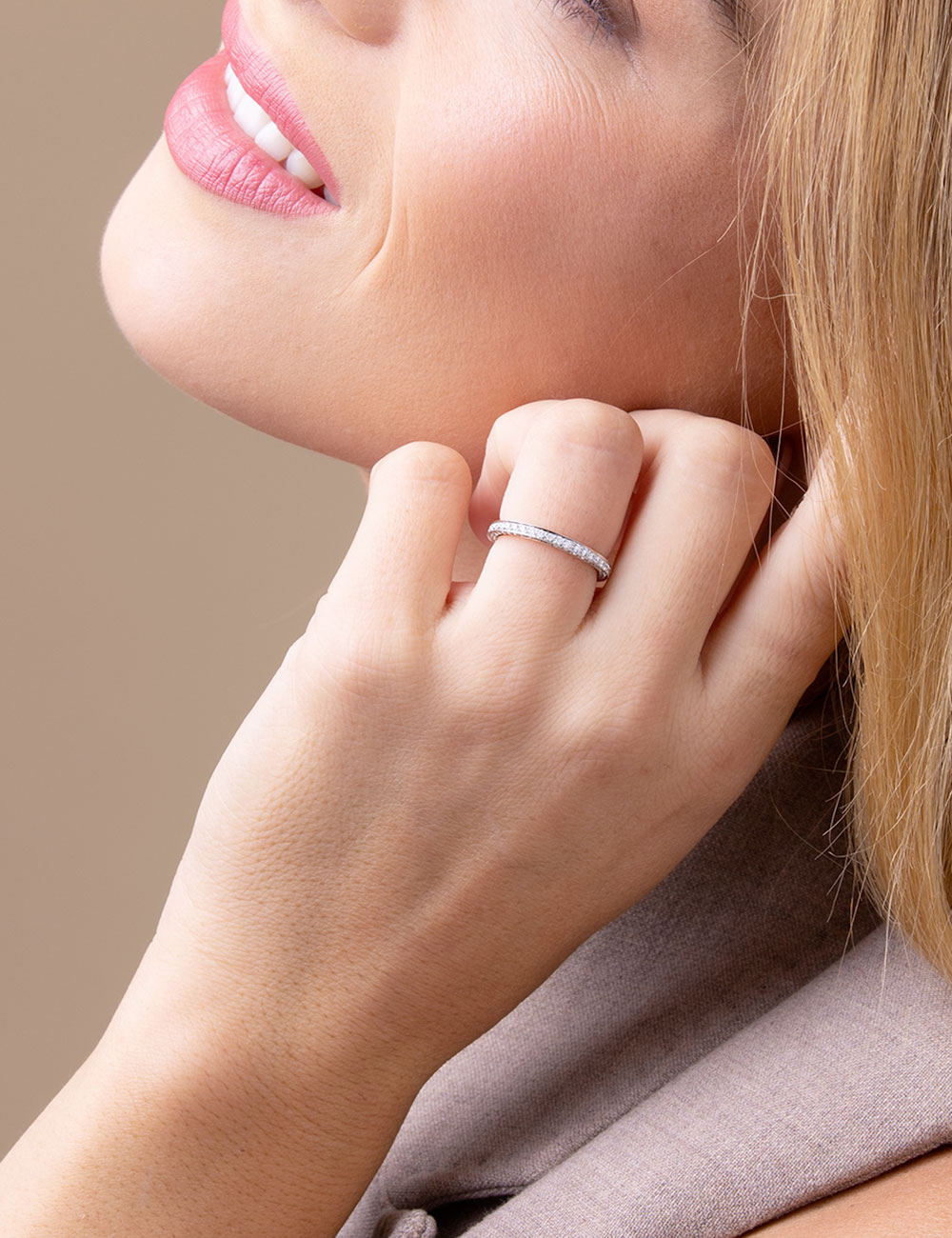 Alliance diamant femme en platine, bague de mariage sertie de diamants blancs en serti grains, D.Bachet.