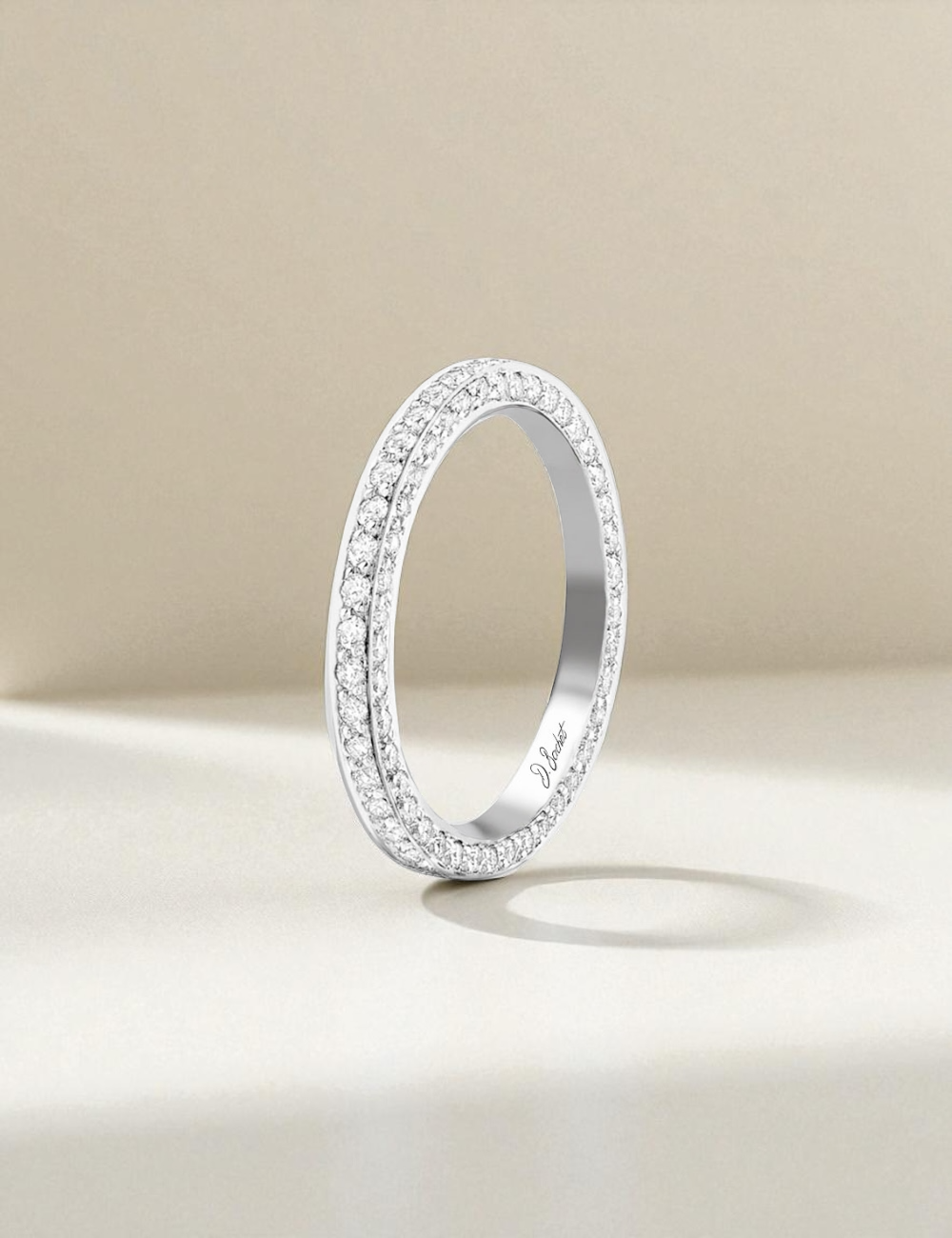Alliance femme en platine entièrement sertie de diamants blancs, création D.Bachet.