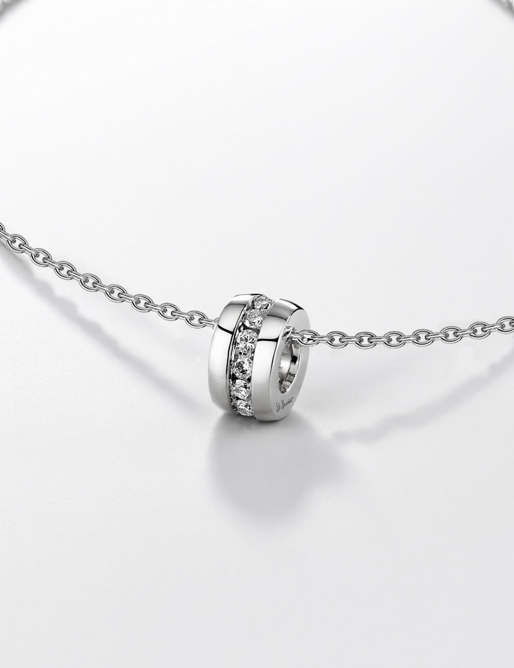 Elegant necklace for women in gold 18k and white diamonds to wear everyday.