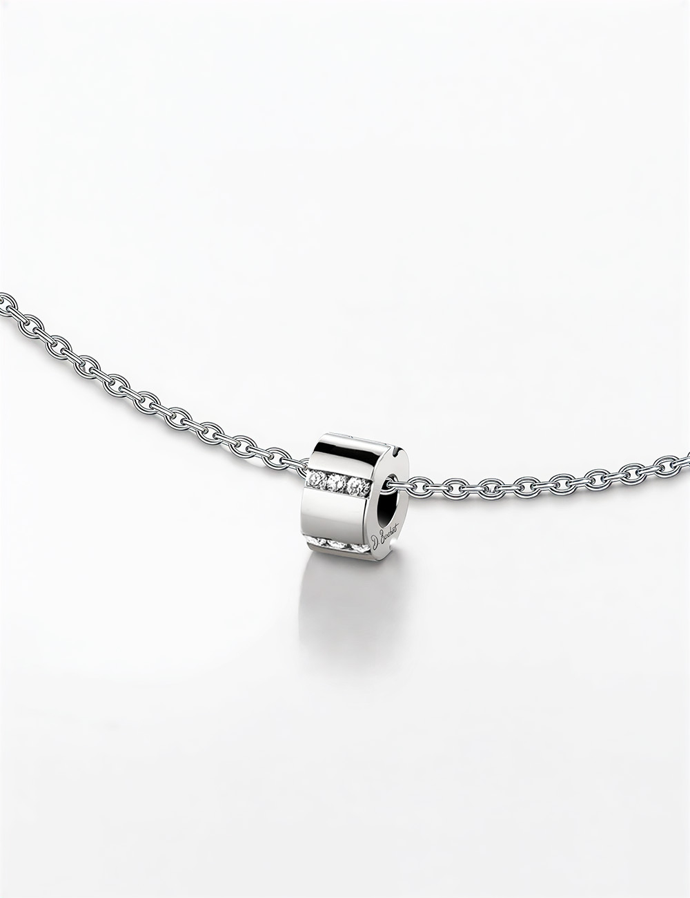 Pendentif femme A Bridge to Unity en or, cinq rangées de diamants blancs au design graphique et contemporain.