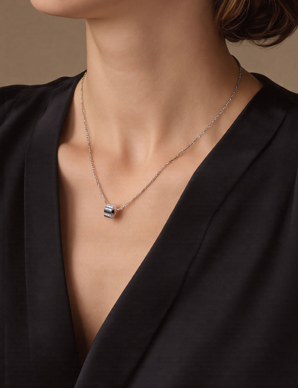 Pendentif femme A Bridge to Unity en or, cinq rangées de diamants blancs au design graphique et contemporain.