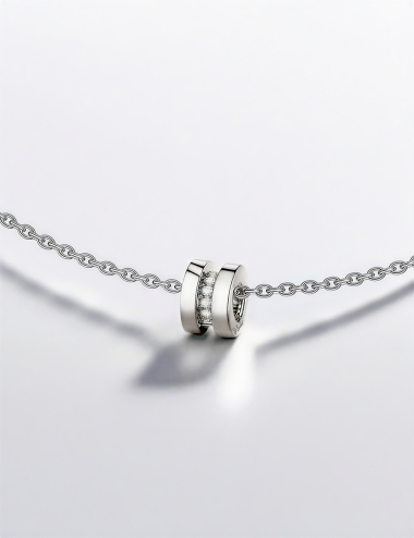 Pendentif femme Sense of Light en or 18 carats serti de diamants blancs captant la lumière avec élégance.