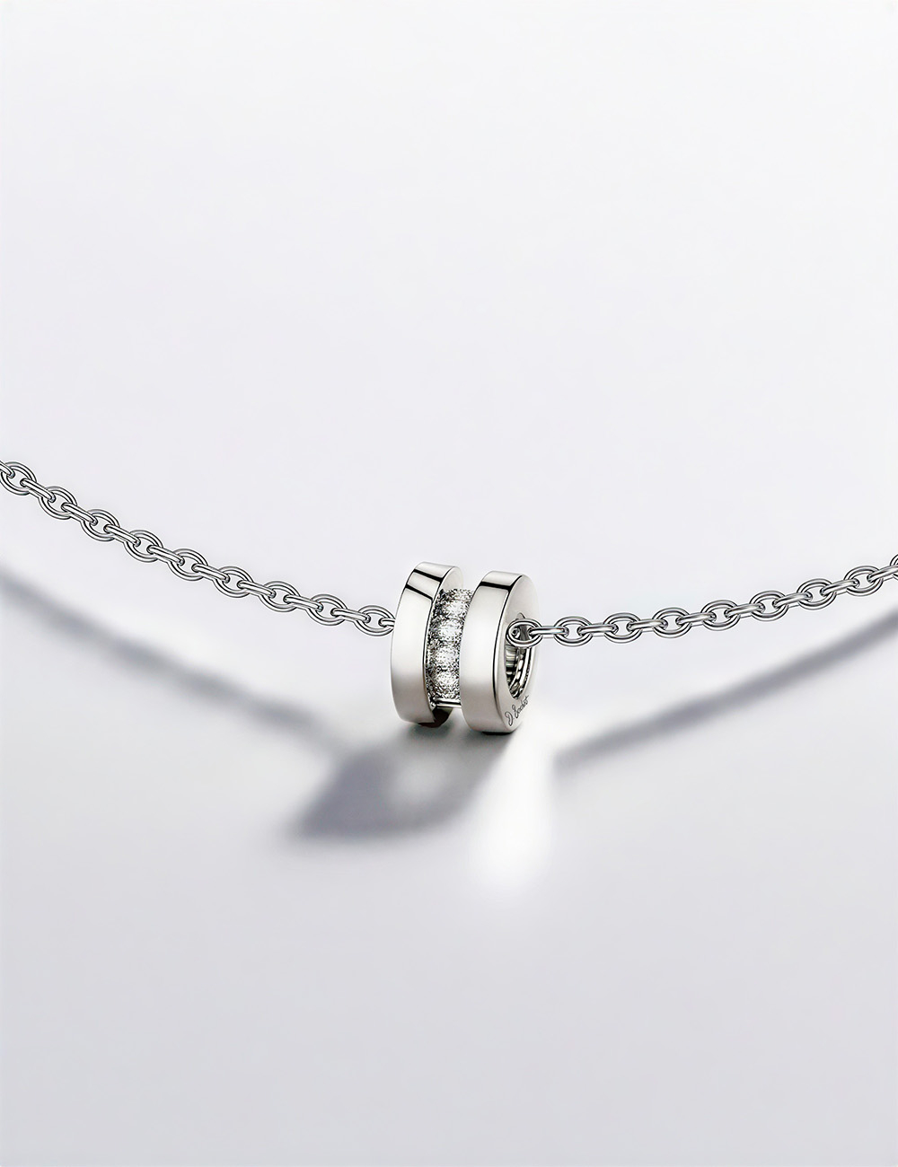 Sense of Light pendant in 18k gold with white diamonds, capturing light with elegance in a modern design.