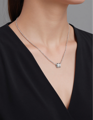 Collier pendentif Sense of Light signé D.Bachet, or et diamants blancs au design moderne et raffiné.