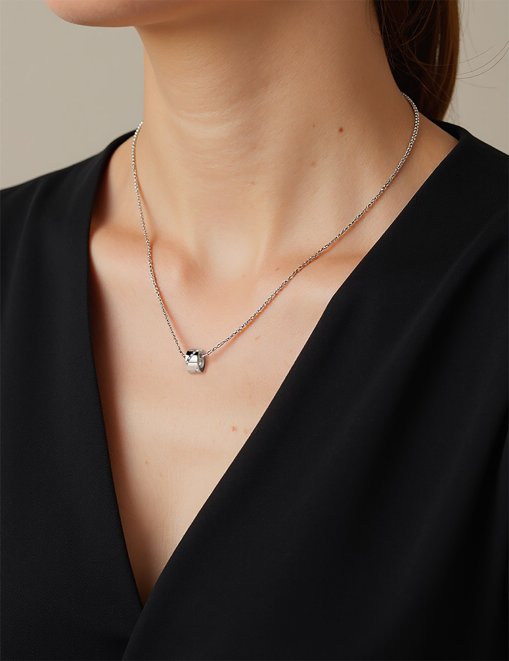 Wrapped in Love women’s pendant in 18k gold with white diamonds, fine jewelry creation by D.Bachet.