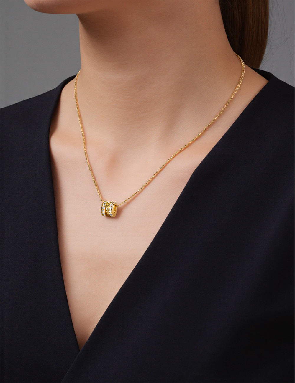 Collier femme Scroll in Love en or jaune, saphirs jaunes et diamants blancs, création joaillière signée D.Bachet.