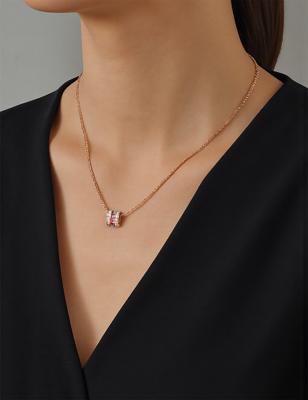 Pendentif Scroll in Love en or rose 18 carats, serti de saphirs roses lumineux et de diamants blancs éclatants, par D.Bachet.
