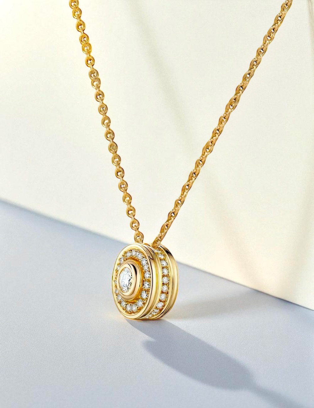 Collier en or jaune avec diamant blanc de 0,20 carat, fleur de vie ajourée au dos, création joaillière D.Bachet.