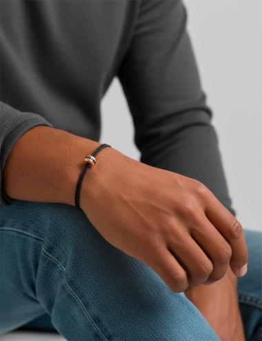 Bracelet homme cordon noir ajustable, or rose et diamants, bijou luxe au design moderne.