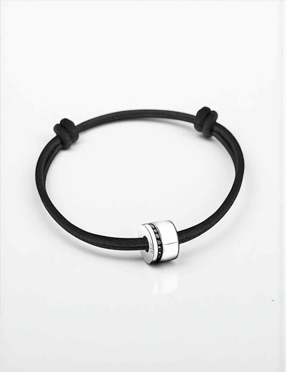 Bracelet homme en or blanc et diamants noirs sur cordon noir ajustable, bijou contemporain signé D.Bachet.