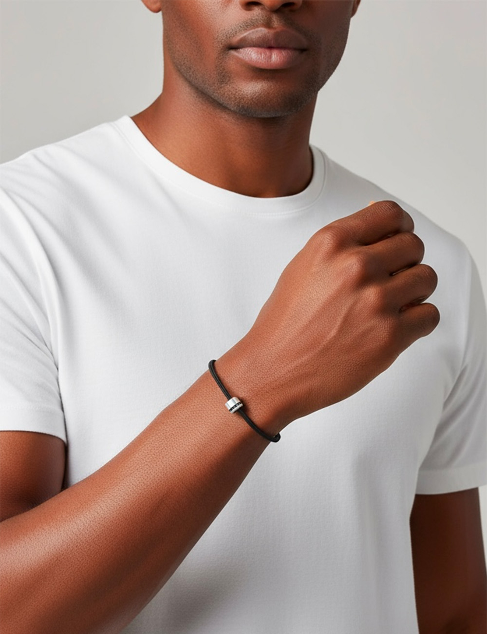 Bracelet homme en or blanc et diamants noirs sur cordon noir ajustable, bijou contemporain signé D.Bachet.