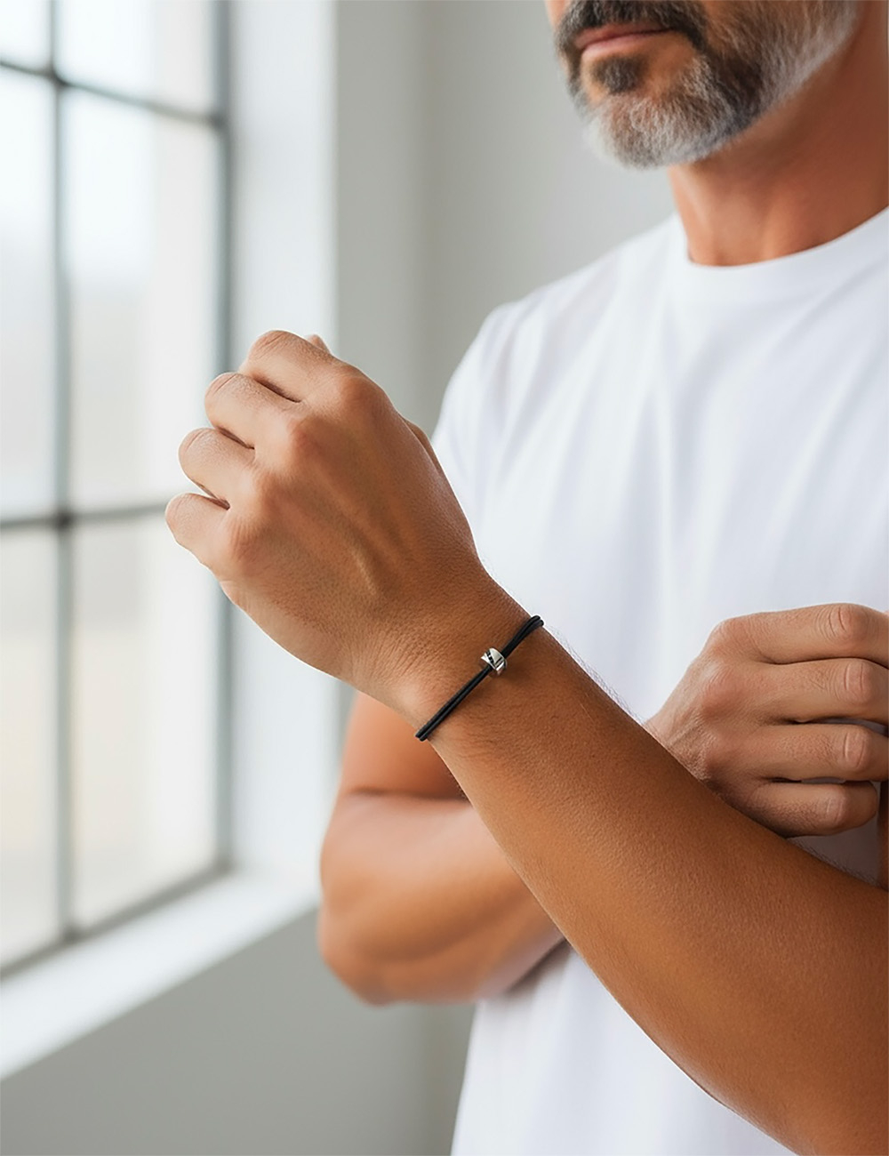 Bracelet contemporain pour homme en or 18 carats avec diamants noirs sur cordon noir ajustable.