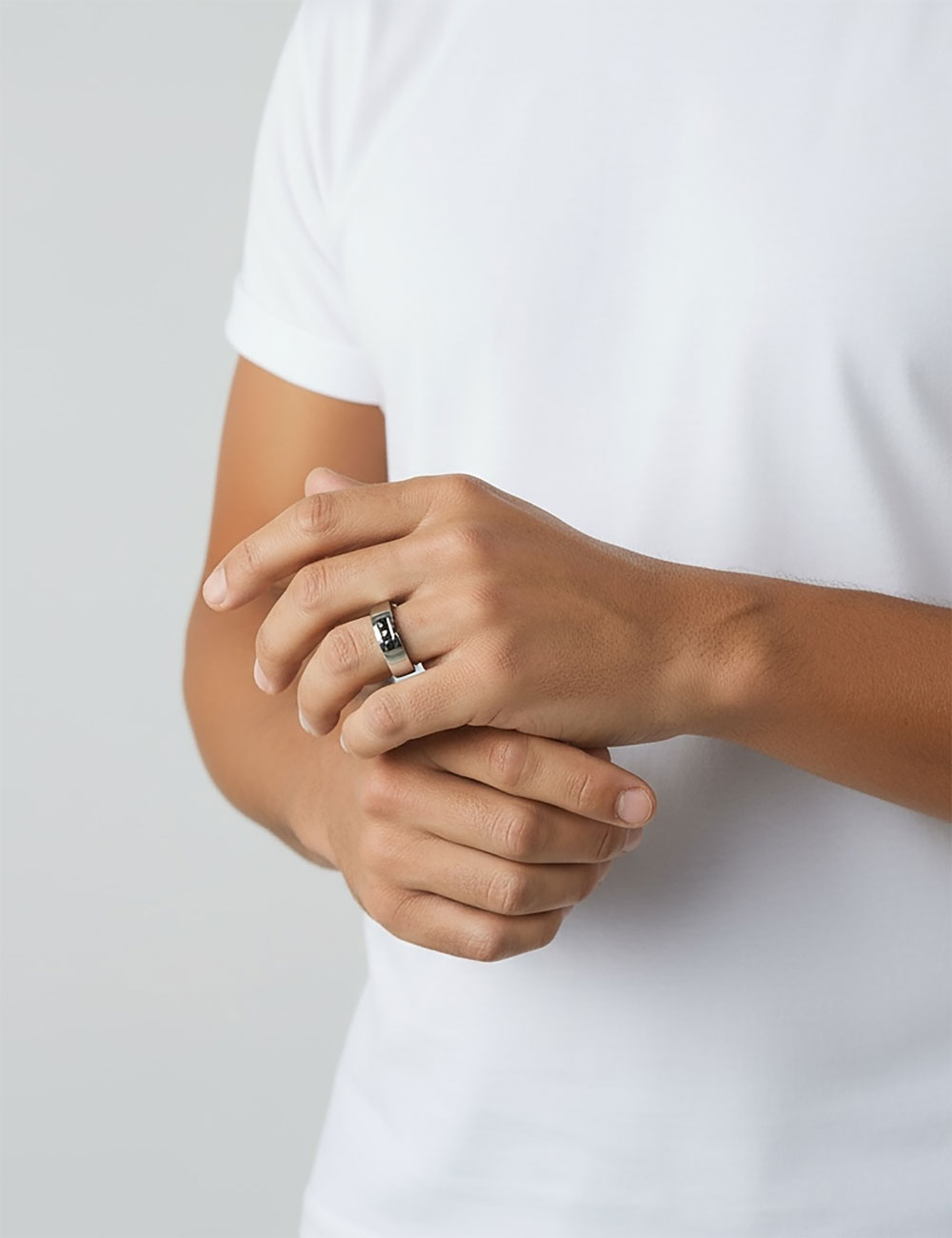 Bague homme moderne en platine sertie de trois diamants noirs.