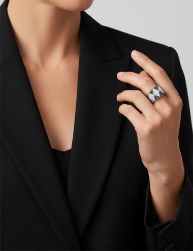 Bague femme Charleston en platine, motif losanges serti de diamants blancs et noirs, création D.Bachet.