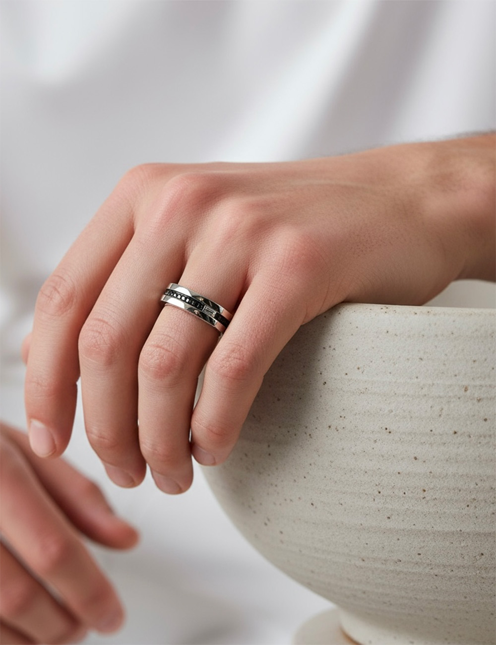 Explorez cette exquise Chevalière Homme en Platine ornée de diamants noirs et blancs saisissants.