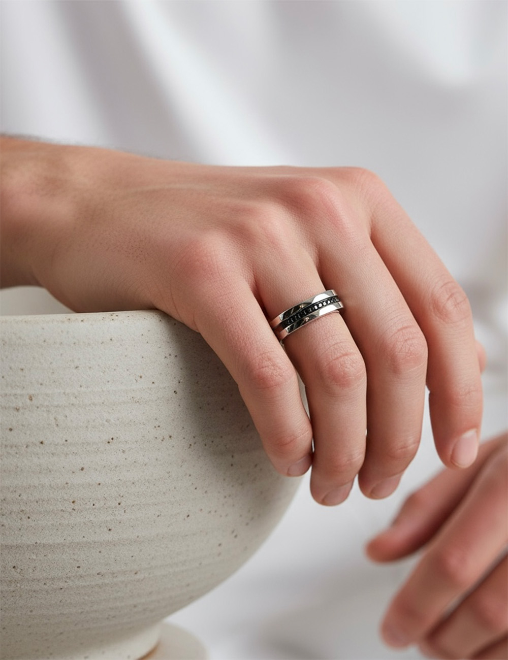 Chevalière Charmeur en platine pour homme, au design épuré serti de diamants noirs, symbole d’élégance contemporaine.