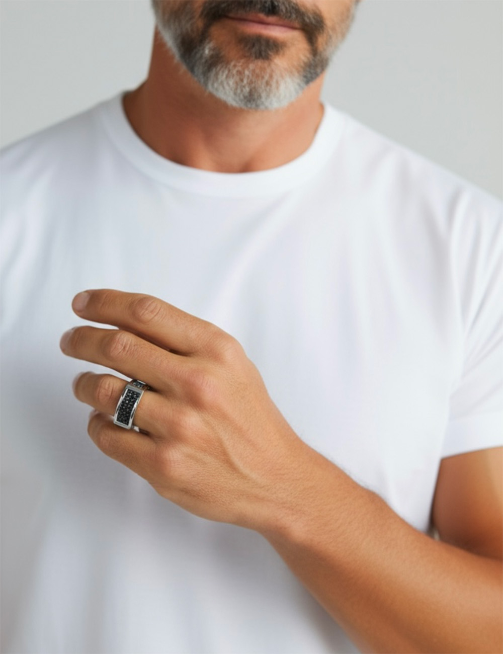Bague homme platine avec pavage de diamants noirs, un choix exceptionnel pour une bague de fiançailles unique et audacieuse.