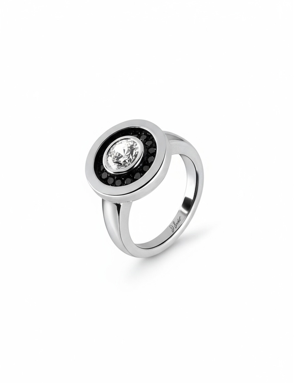 Bague femme en platine, design entourage moderne, sertie d’un diamant blanc central et de diamants noirs, création D.Bachet.