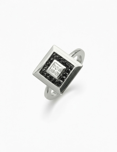 Select Ring: 0.20 ct princess-cut diamond, black diamond halo, modern and bold, made in France.