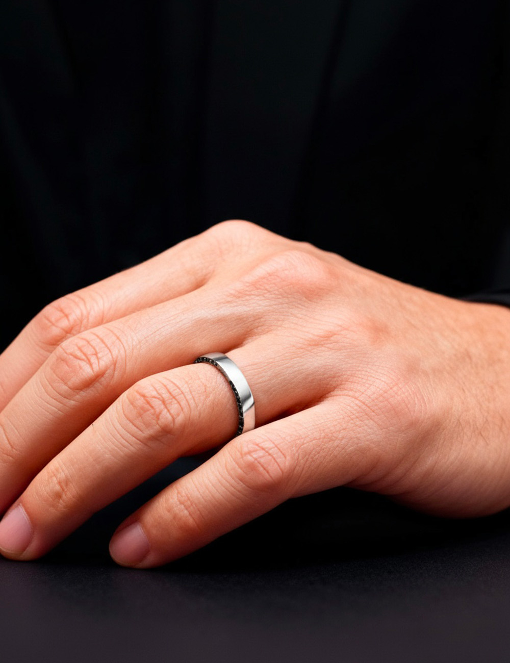 Unisex Subtile platinum ring, set with black and white diamonds on both edges of the band.