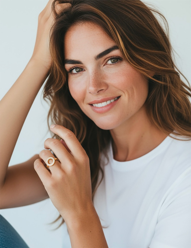 Bague femme Cercle en or jaune D.Bachet, cercle de diamants blancs, bijou lumineux et raffiné.