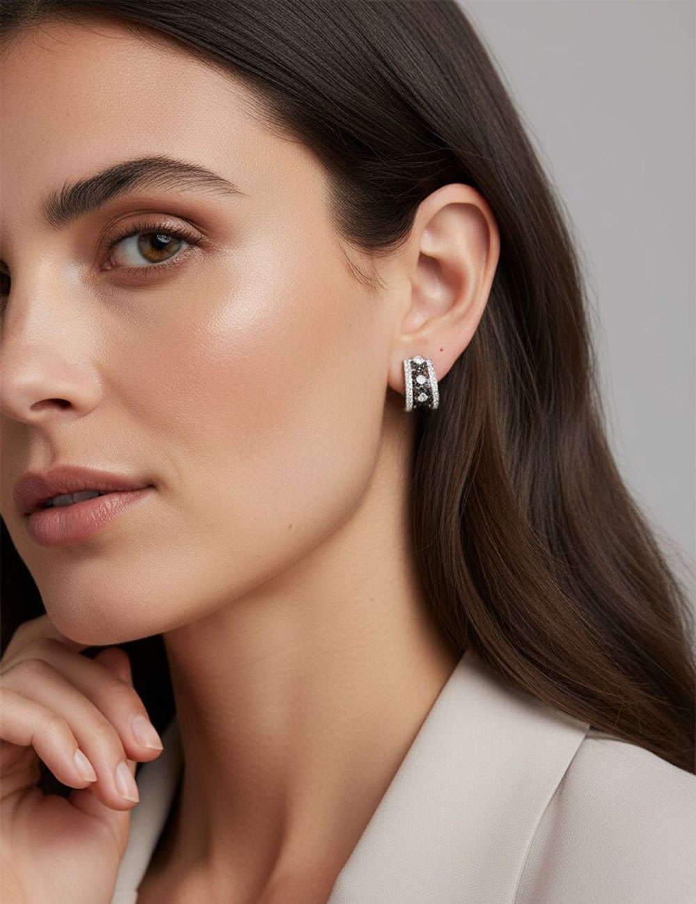 Boucles d’oreilles femme BlackLight Rock en or et diamants noirs et blancs, design joaillier audacieux.