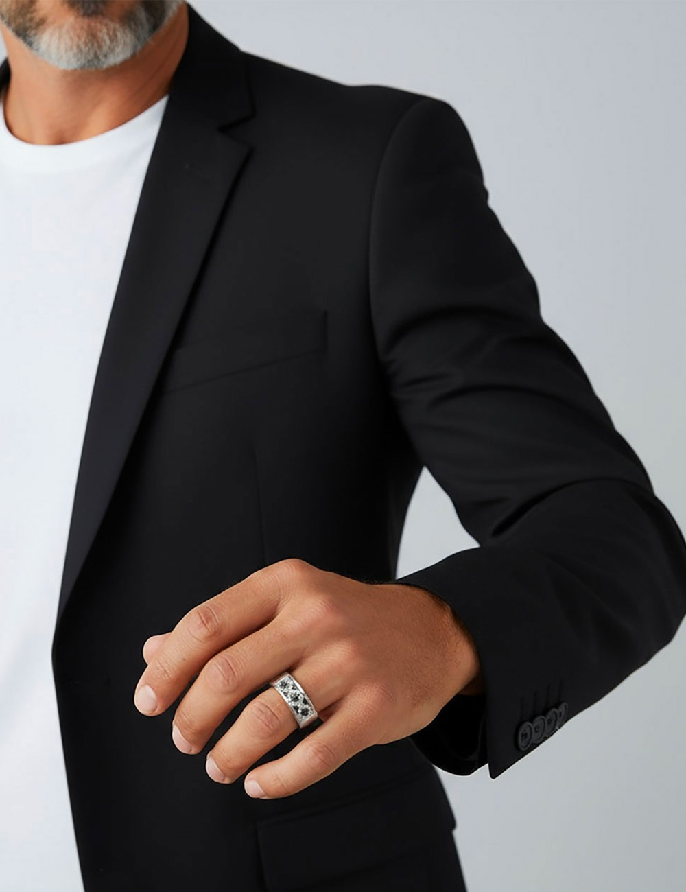 Chevalière 'Épicurien' Art déco avec 38 diamants, bijou homme qui combine design raffiné et élégance moderne.