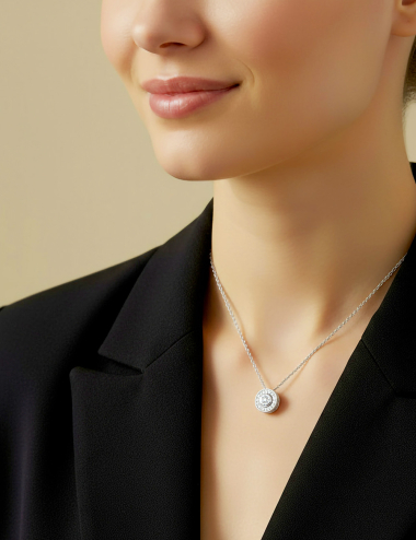 Pendentif diamant en or blanc 18k porté par une femme, bijou élégant de joaillerie française.