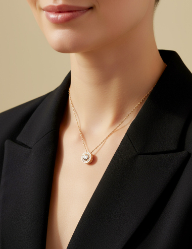 Pendentif diamant en or rose 18k porté par une femme, bijou raffiné de joaillerie française.