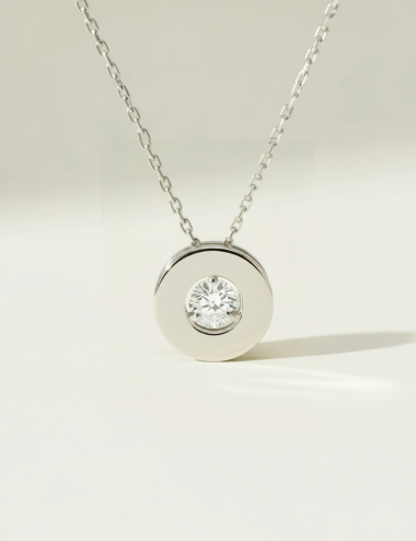 Collier en or blanc avec diamant central en lévitation, création joaillière D.Bachet raffinée.