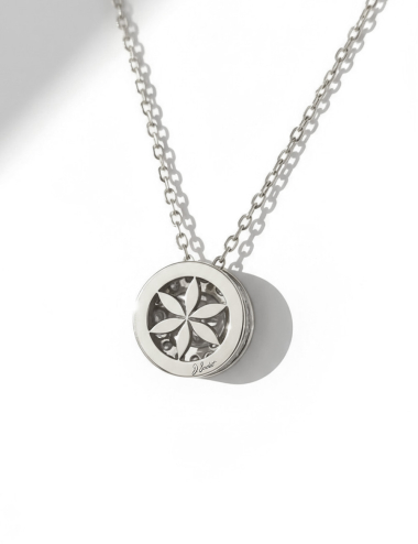 Dos du pendentif en or blanc 18k avec motif fleur de vie ajouré et diamants.