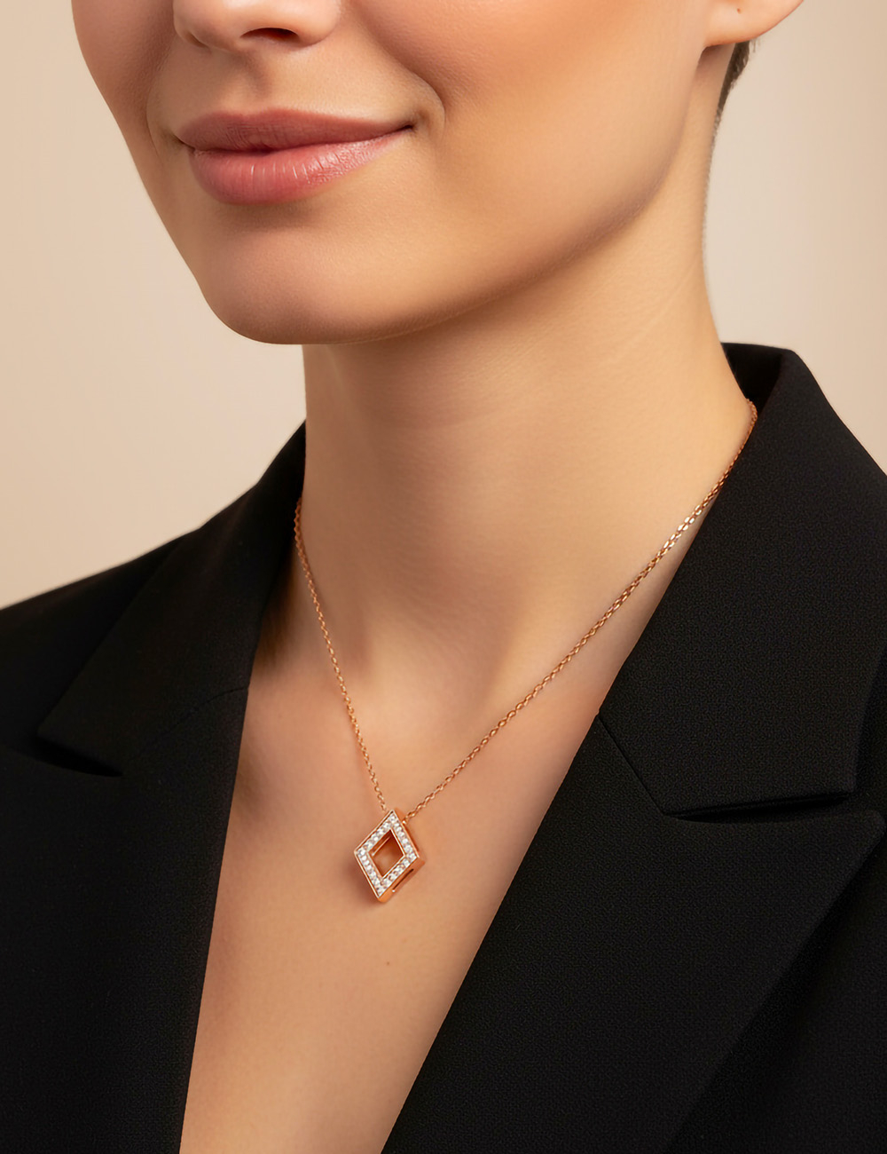 Pendentif femme losange en or blanc 18 carats serti de diamants blancs.