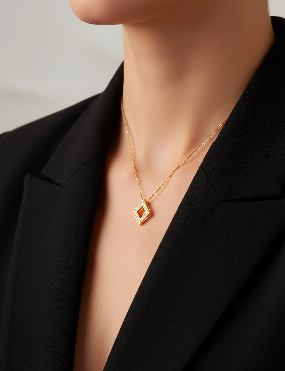 Women’s pendant in 18k yellow gold, diamond-set lozenge shape, luxury necklace by D.Bachet.