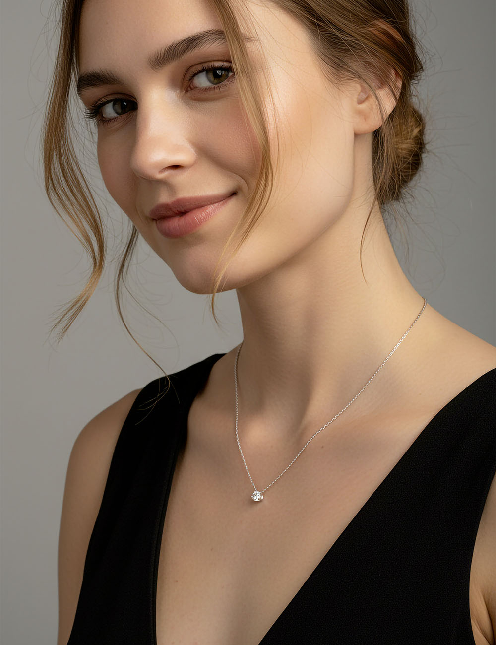 Collier luxe pour femme serti d'un diamant blanc de 0.40 carat qualité FVS