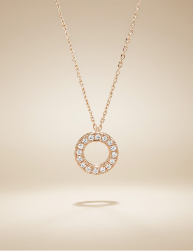 Pendentif femme en or rose, cercle délicat serti de diamants blancs naturels, bijou élégant et féminin.