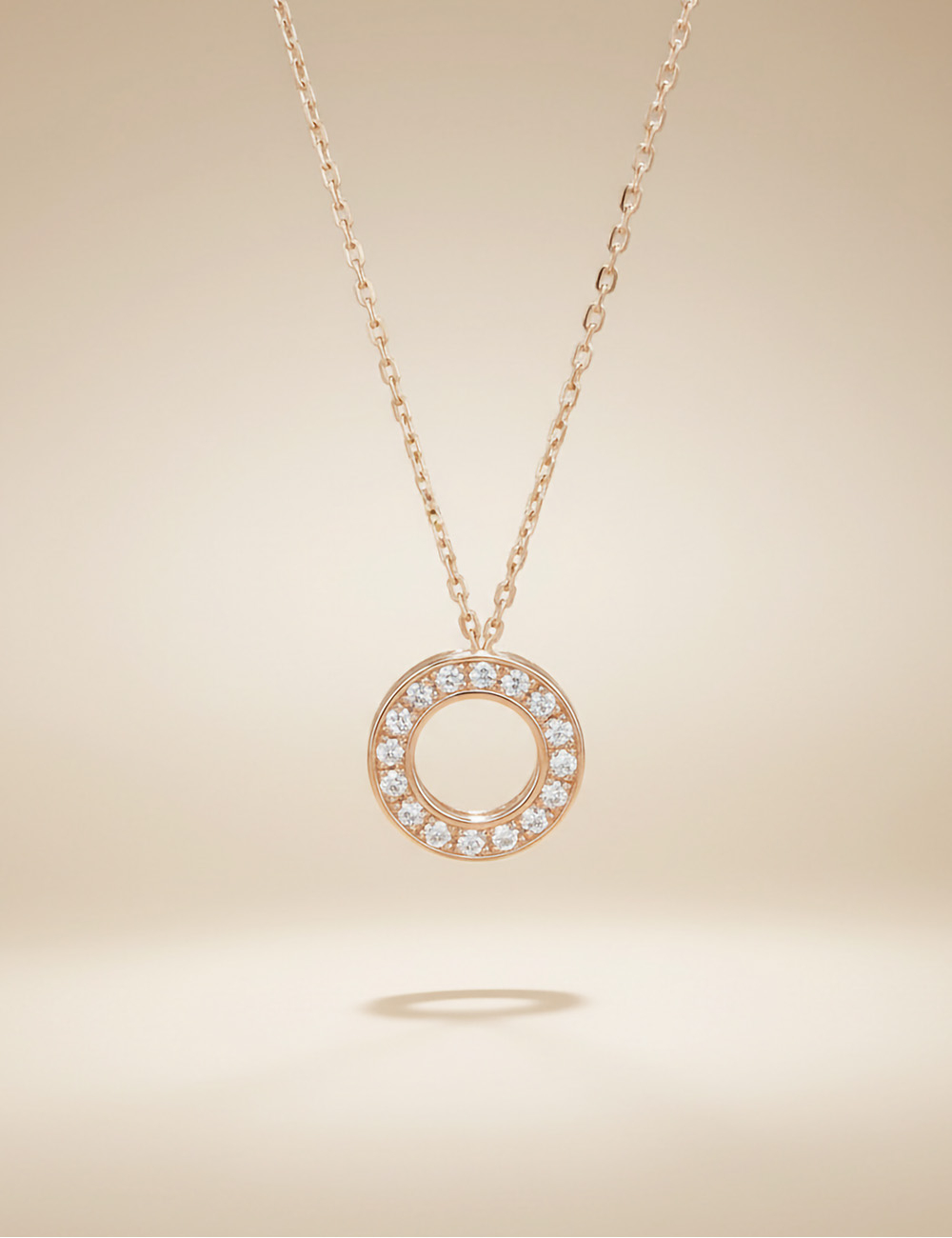 Pendentif élégant DayLight Cercle pour femme de D.Bachet, pavé de diamants blancs étincelants.