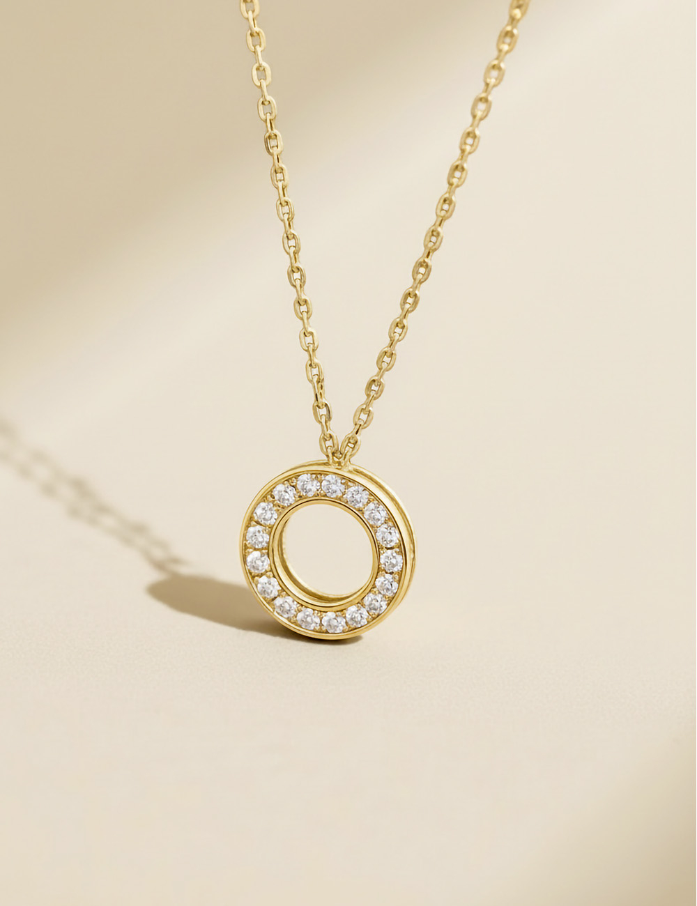 Pendentif élégant DayLight Cercle pour femme de D.Bachet, pavé de diamants blancs étincelants.