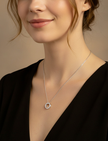 Pendentif en or blanc pavé de diamants blancs, porté avec une tenue élégante, bijou de luxe pour femme.