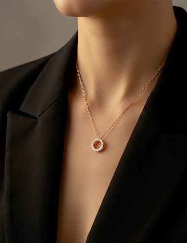 Collier en or rose avec cercle pavé de diamants, création lumineuse.