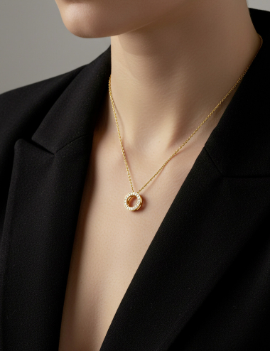 Pendentif cercle en or jaune et diamants, design intemporel et délicat.