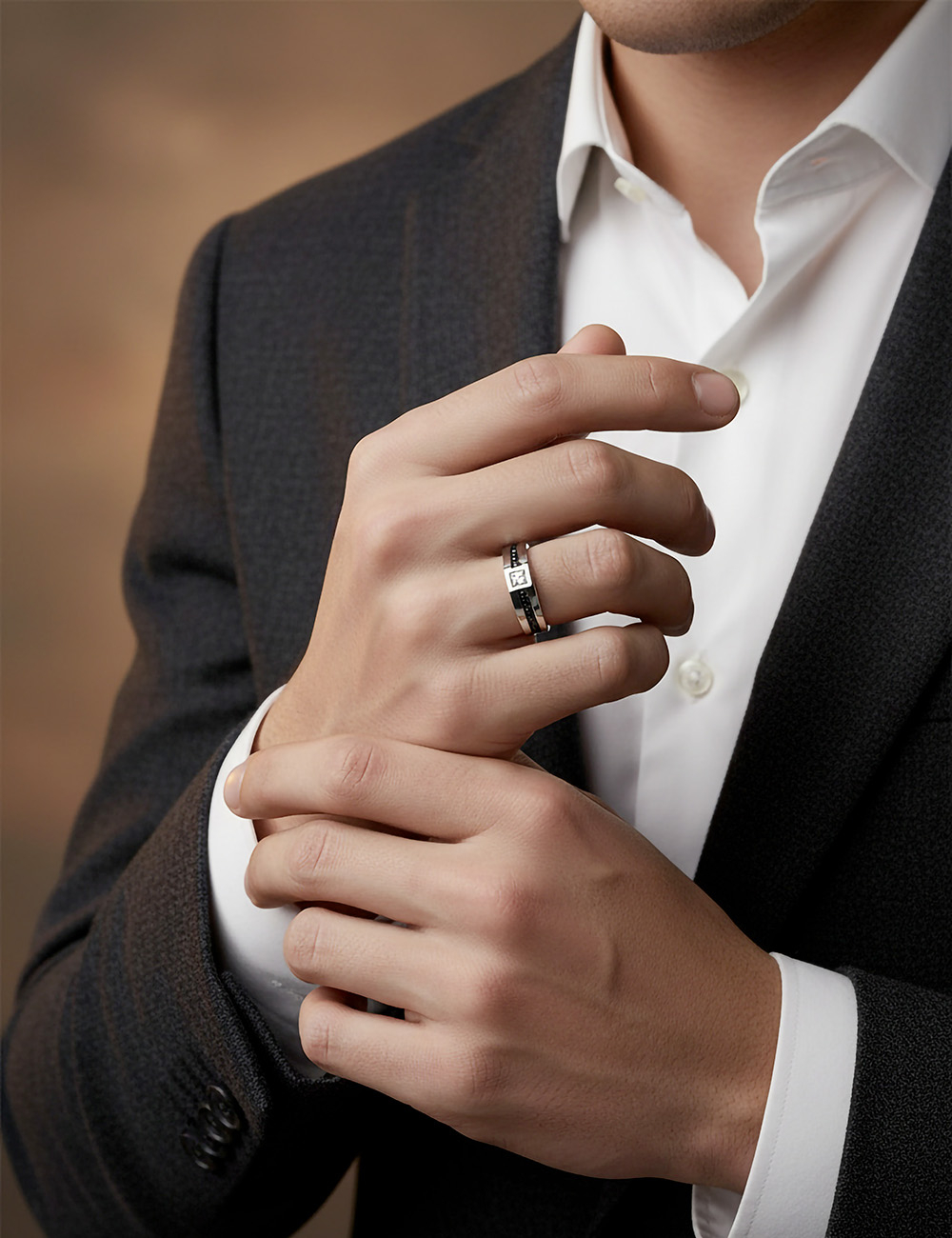 Bague 'Master' mixant tradition et modernité, design épuré pour un style masculin intemporel.