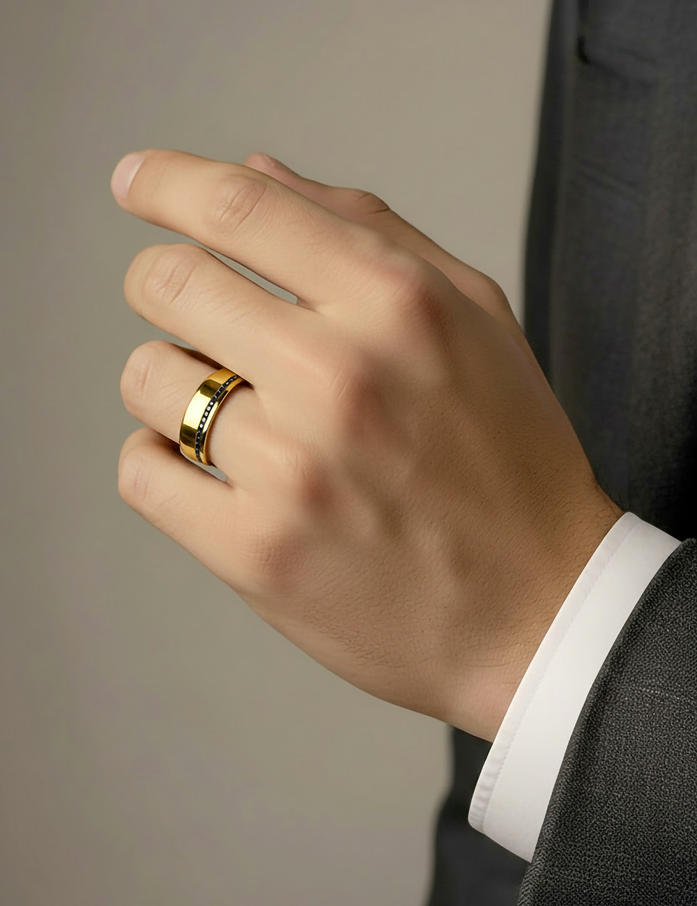 Large et flat wedding ring for men in yellow gold and black diamonds.